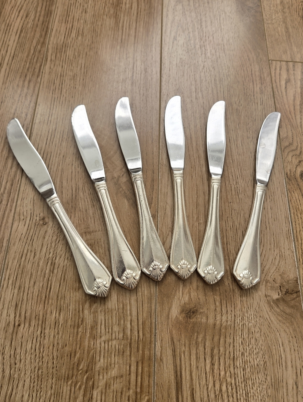 Set of 6 Dinner Knives by Oneida. King James Pattern Substantial Stainless Stee